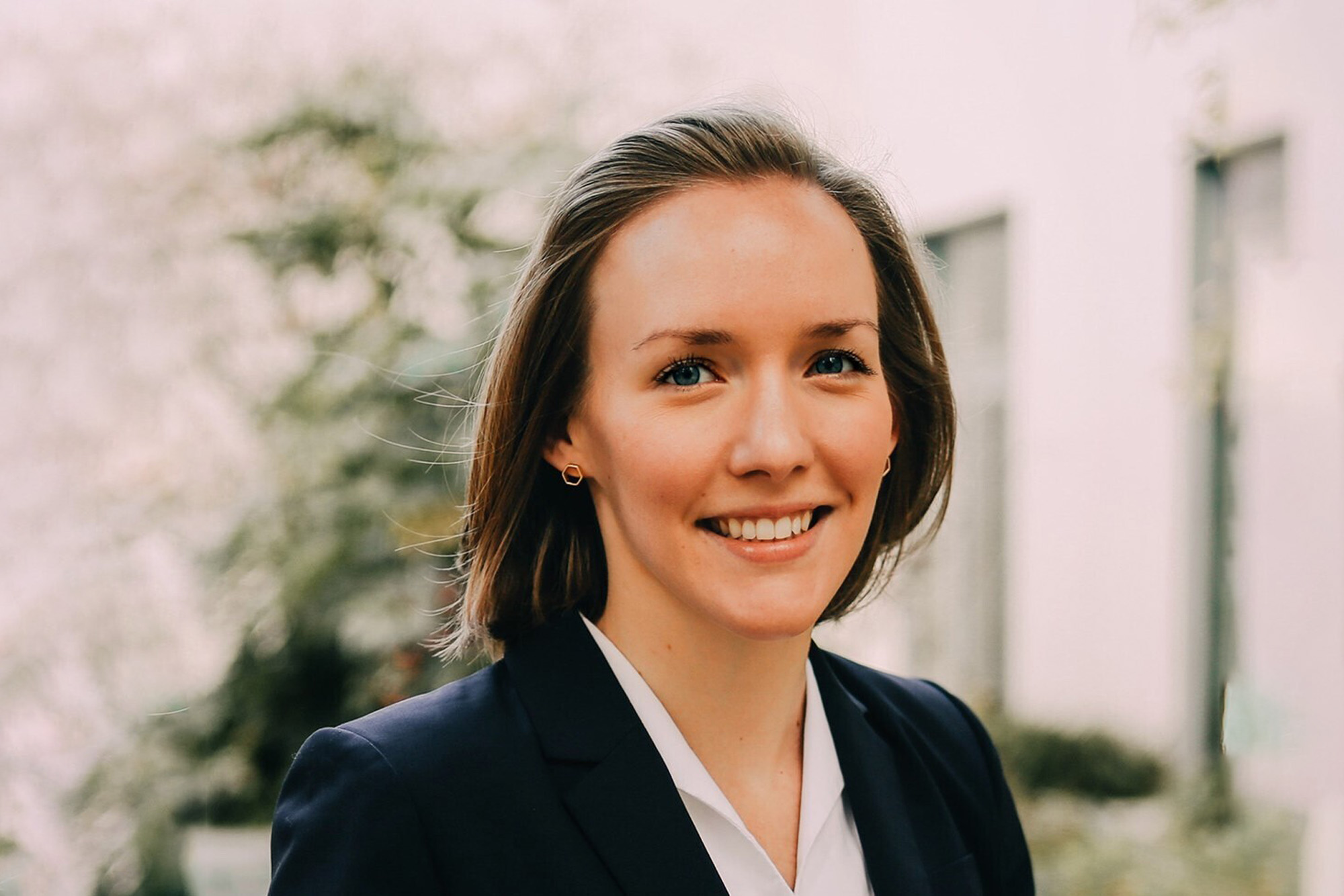 Amelie Busch headshot